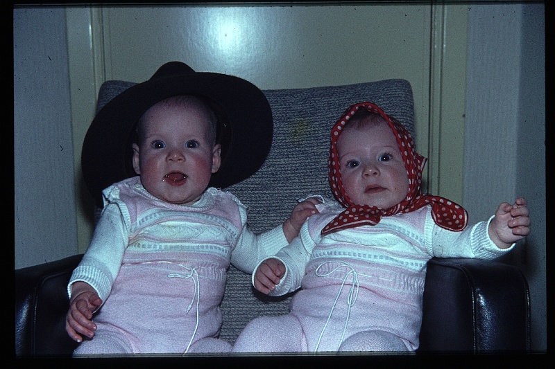 10.Delft jan 1964 Brigitte,Marion.JPG